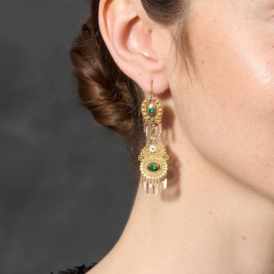A PAIR OF ANTIQUE GOLD EARRINGS - 2