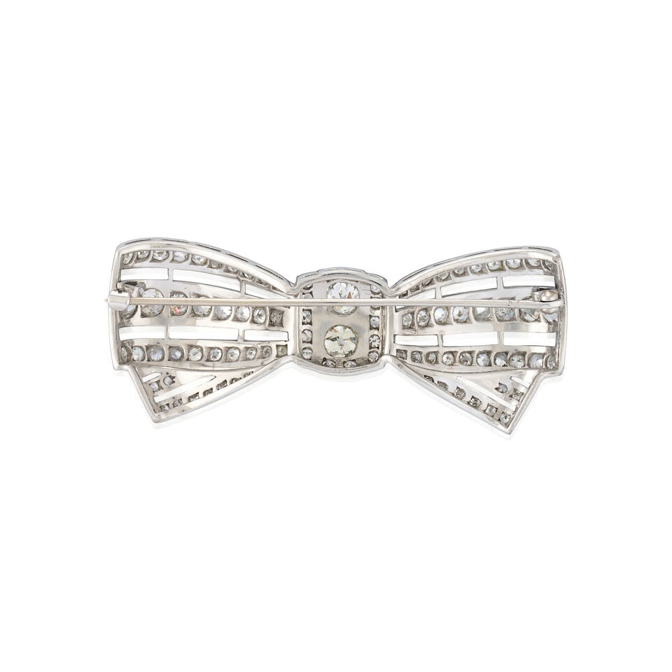 A WHITE GOLD AND DIAMOND BOW BROOCH, CIRCA 1940s - 3