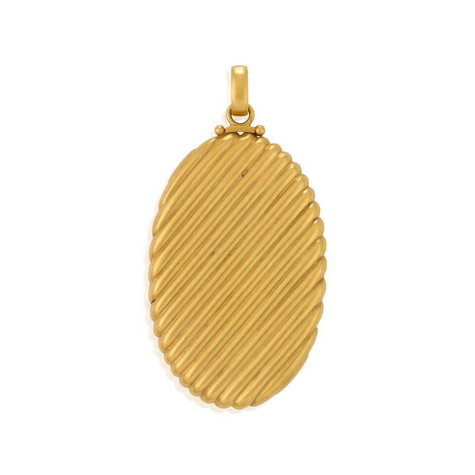 AN 18K GOLD MIRROR PENDANT, FRANCE: AN 18K GOLD MIRROR PENDANT, FRANCE The large gadrooned gold pendant opening to reveal a mirrored compartment, weight 14.9 dwt, French maker's mark and guarantee stamps, length 2 7/8 in. For further