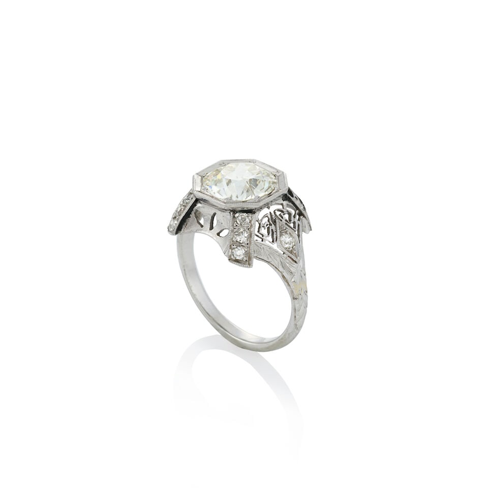 AN ART DECO PLATINUM AND DIAMOND RING - 3