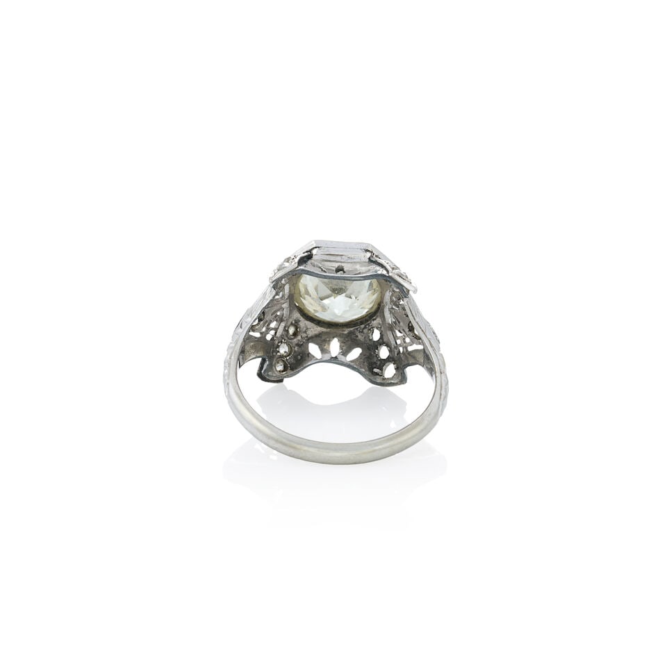 AN ART DECO PLATINUM AND DIAMOND RING - 4
