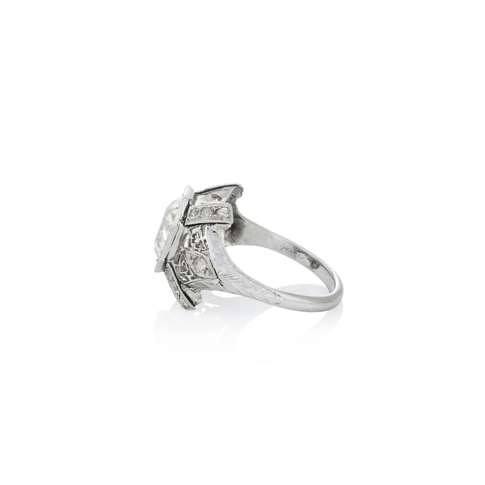 AN ART DECO PLATINUM AND DIAMOND RING - 5