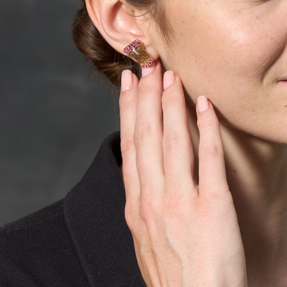 A PAIR OF RETRO GOLD, RUBY, AND DIAMOND CLIP BROOCHES AND EARRINGS - 2