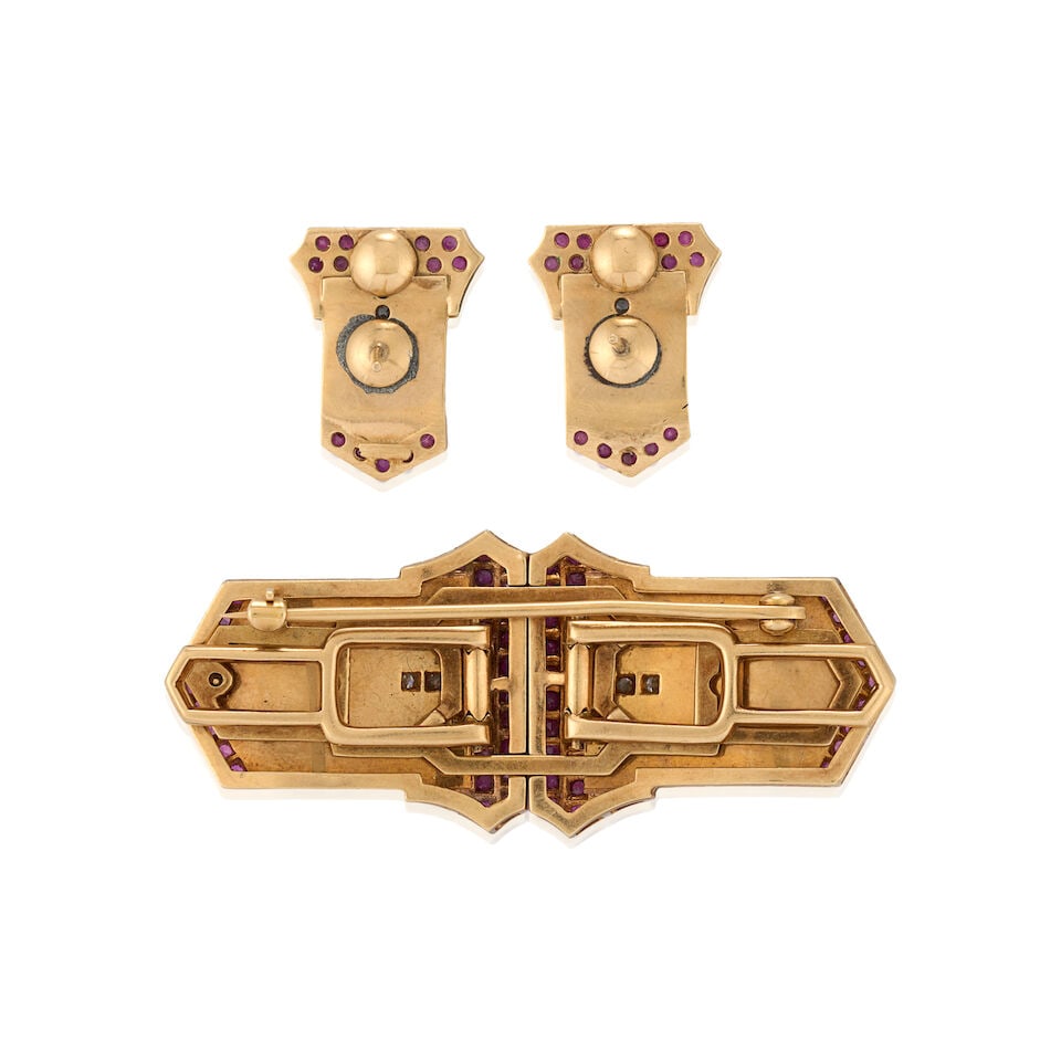 A PAIR OF RETRO GOLD, RUBY, AND DIAMOND CLIP BROOCHES AND EARRINGS - 7