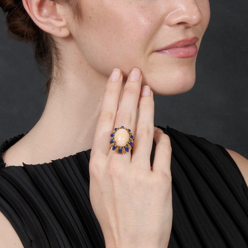A GOLD, LAPIS LAZULI, AND CORAL RING - 2