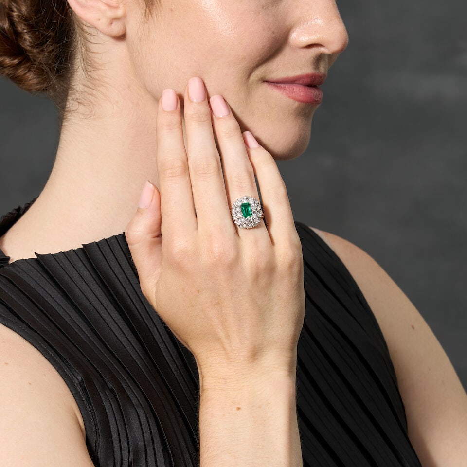 A PLATINUM, EMERALD, AND DIAMOND RING - 2