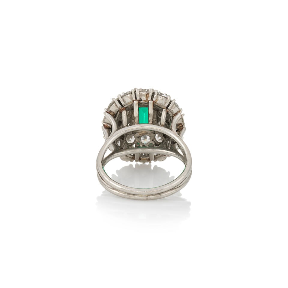 A PLATINUM, EMERALD, AND DIAMOND RING - 4