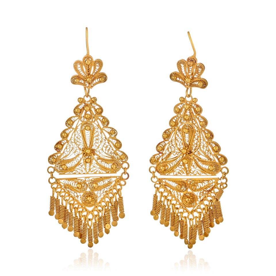 A PAIR OF 18K GOLD EARRINGS: A PAIR OF 18K GOLD EARRINGS The fine filigree earpendants suspending ropetwist fringe, weight 15.1 dwt, measures 3 x 1 1/8 in. For further information on this lot please visit Bonhams.com For further
