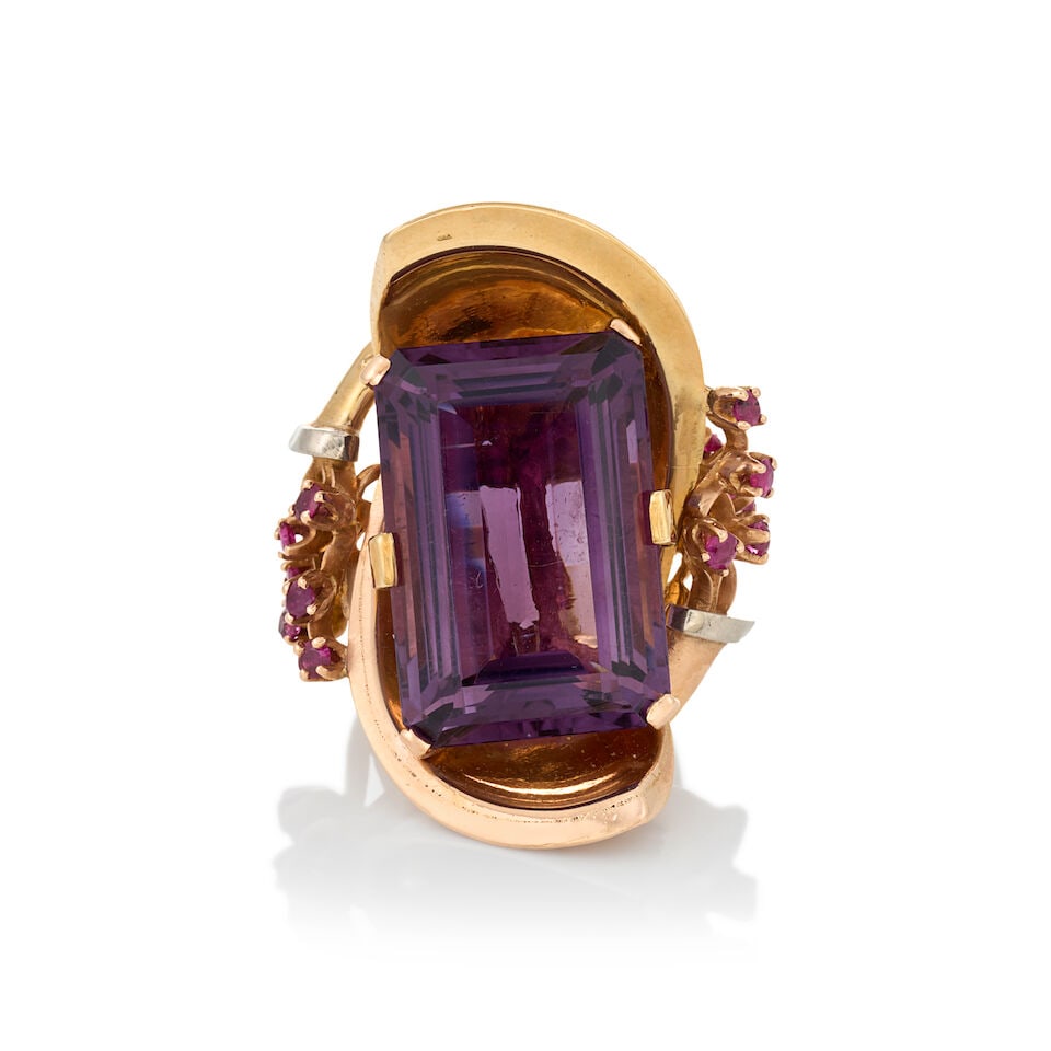A LARGE RETRO TRI-COLOR GOLD, AMETHYST, AND RUBY RING (1 of 7)