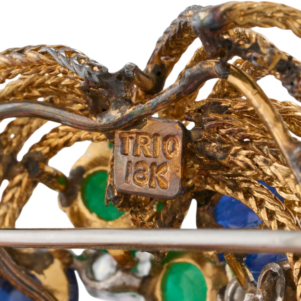 TRIO: AN 18K GOLD, SAPPHIRE, EMERALD, AND DIAMOND SUITE, CIRCA 1960 - 3