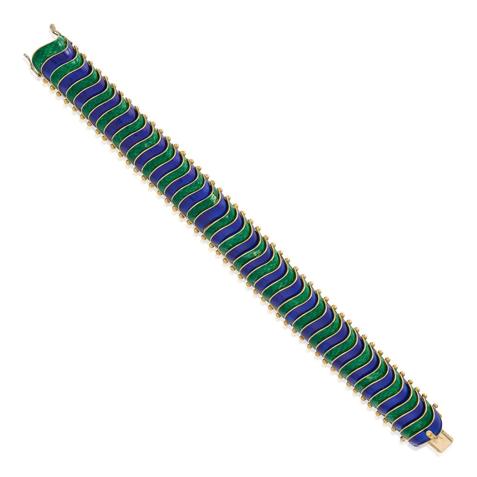 AN 18K GOLD AND ENAMEL BRACELET, ITALY: AN 18K GOLD AND ENAMEL BRACELET, ITALY The curved links in blue and green enamel, weight 52.0 dwt, length 7 1/4 in. For further information on this lot please visit Bonhams.com For further