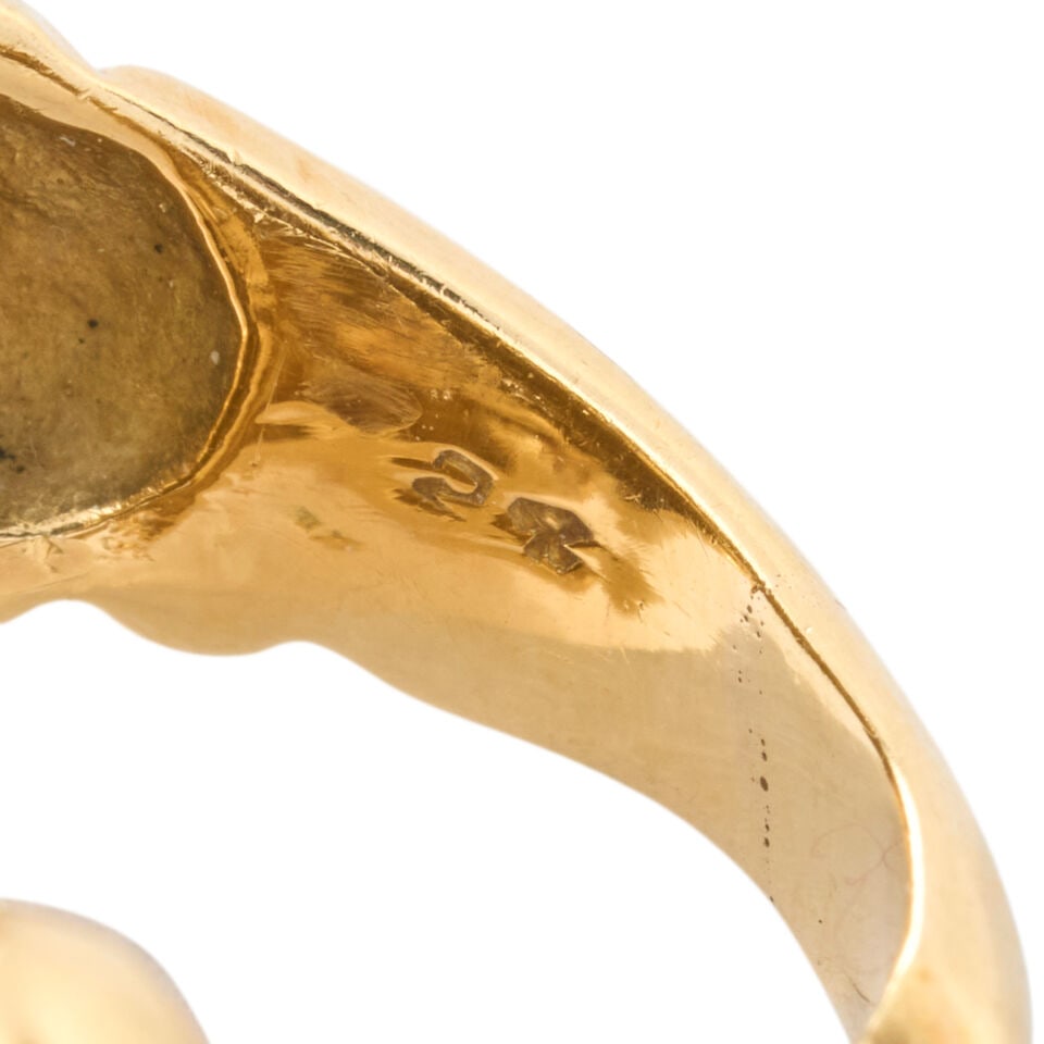 A LARGE 18K GOLD RING - 3