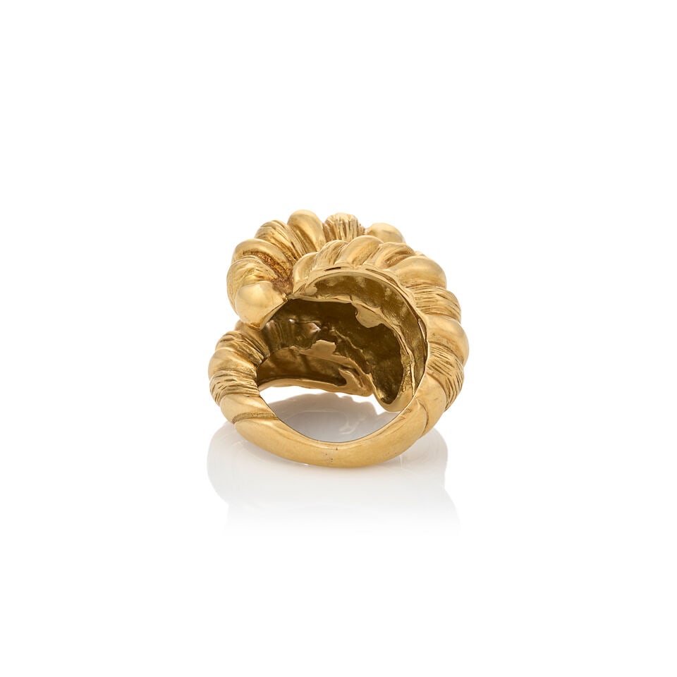 A LARGE 18K GOLD RING - 4