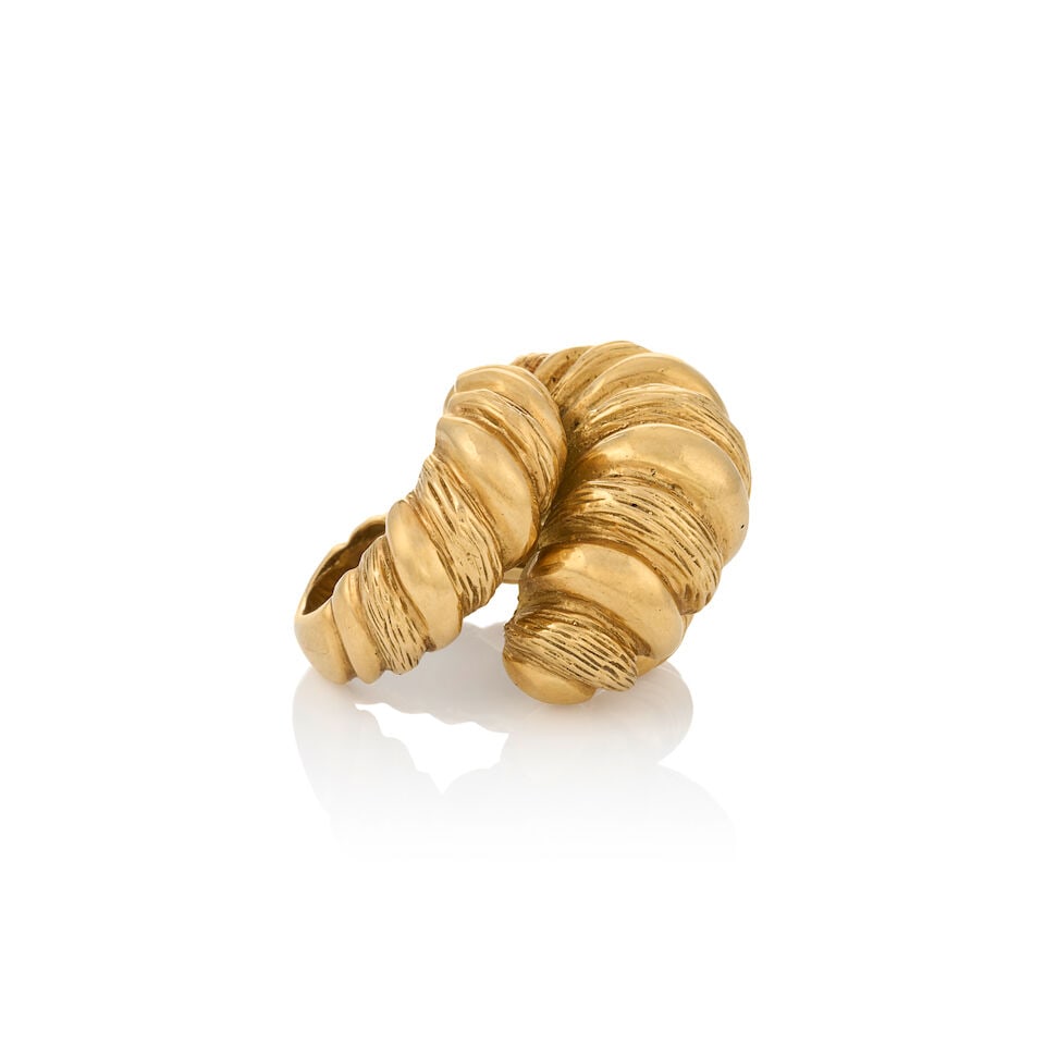 A LARGE 18K GOLD RING - 5