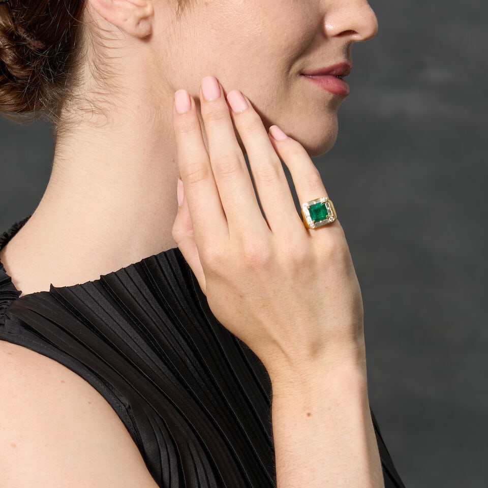 AN 18K GOLD, EMERALD, AND DIAMOND RING - 2