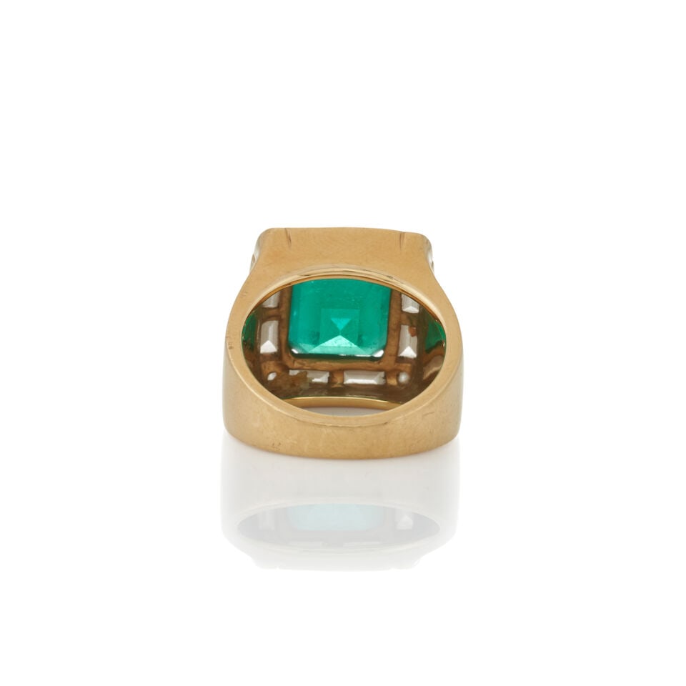 AN 18K GOLD, EMERALD, AND DIAMOND RING - 7