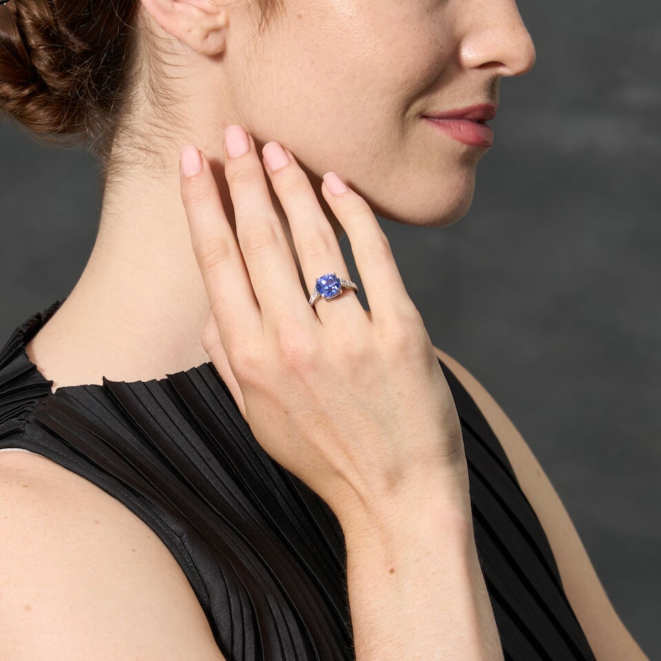 A SAPPHIRE AND DIAMOND RING - 2