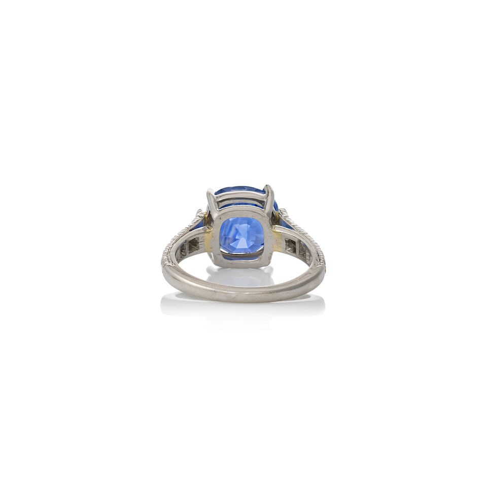 A SAPPHIRE AND DIAMOND RING - 4