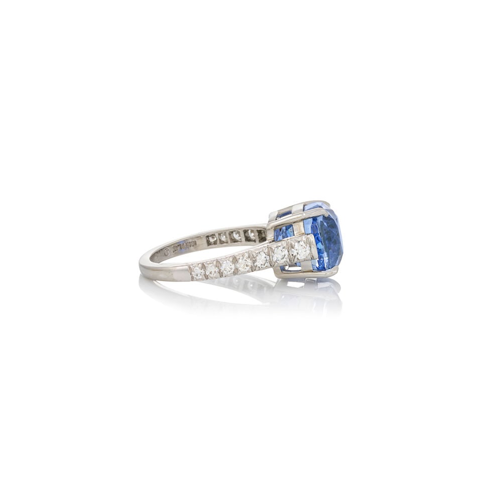 A SAPPHIRE AND DIAMOND RING - 5