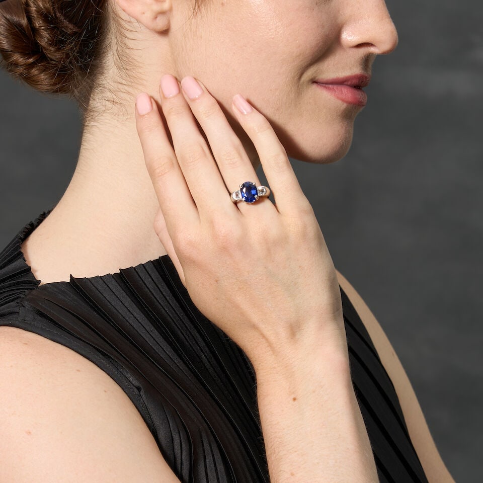 A PLATINUM, SAPPHIRE, AND DIAMOND RING - 2