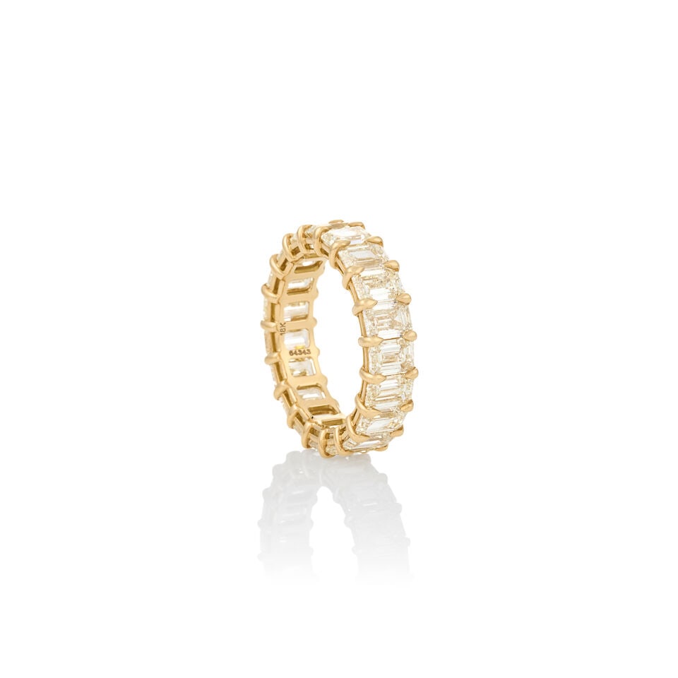 AN 18K GOLD AND DIAMOND BAND - 3