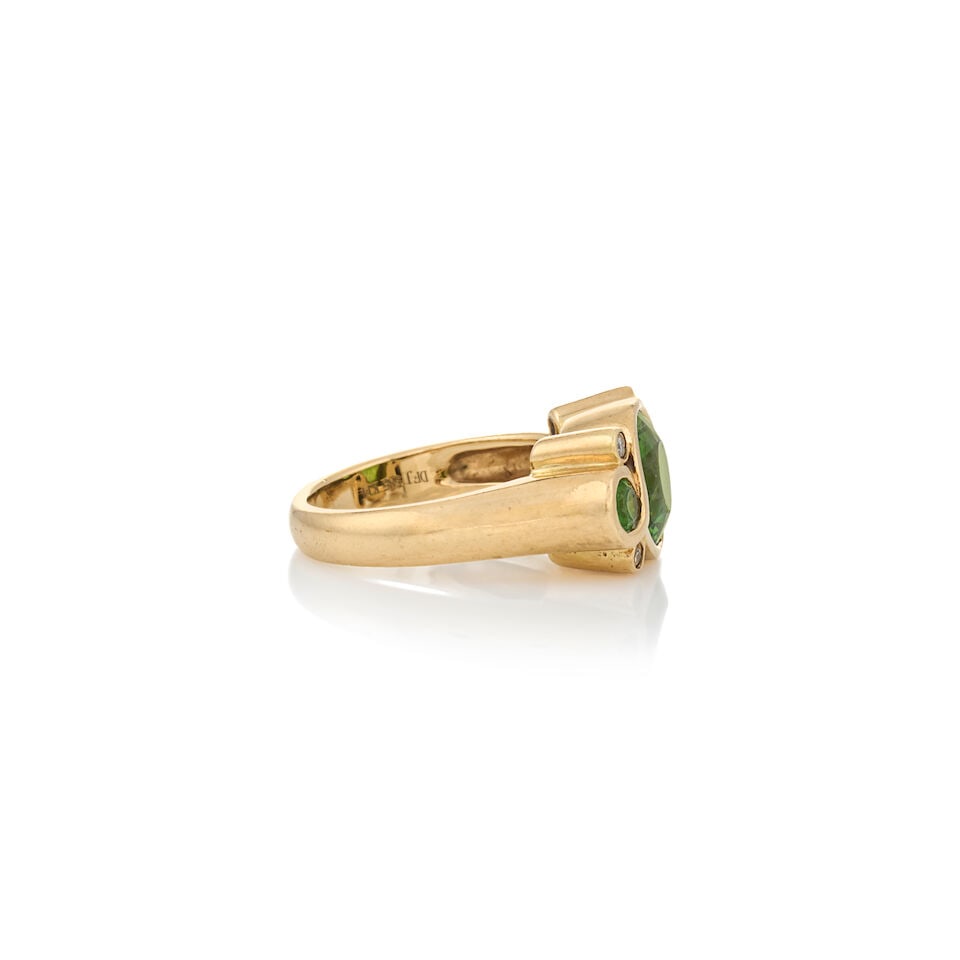 A DEMANTOID GARNET RING - 5
