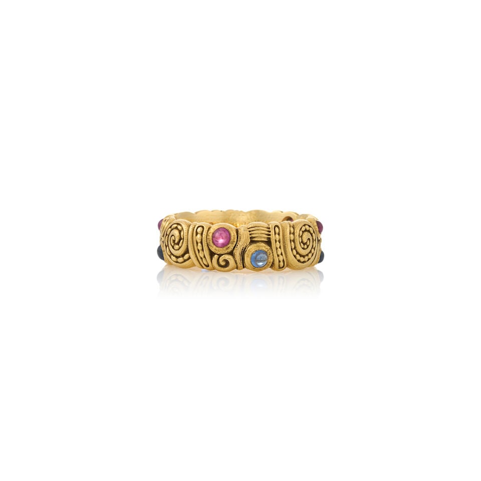 ATTRIBUTED TO ALEX SEPKUS: AN 18K GOLD, SAPPHIRE, AND RUBY 'NAUTILUS' RING - 3