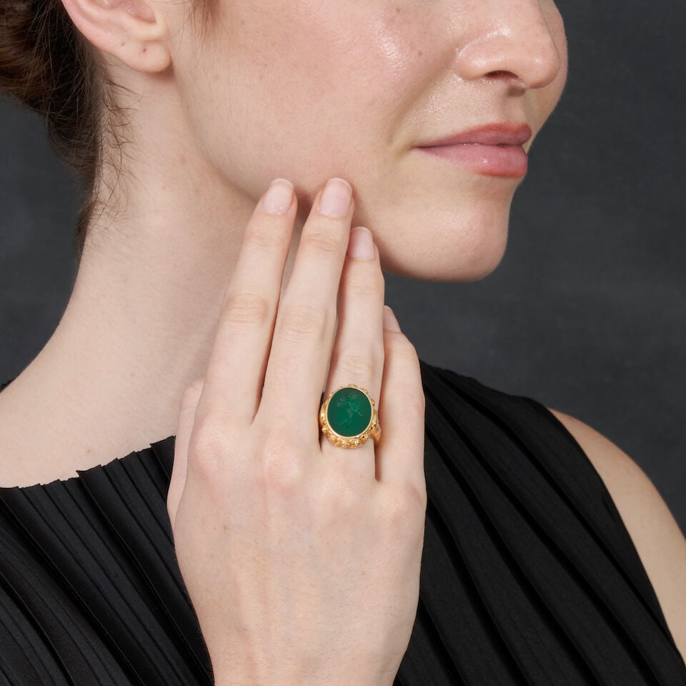 AN 18K GOLD AND INTAGLIO RING - 2