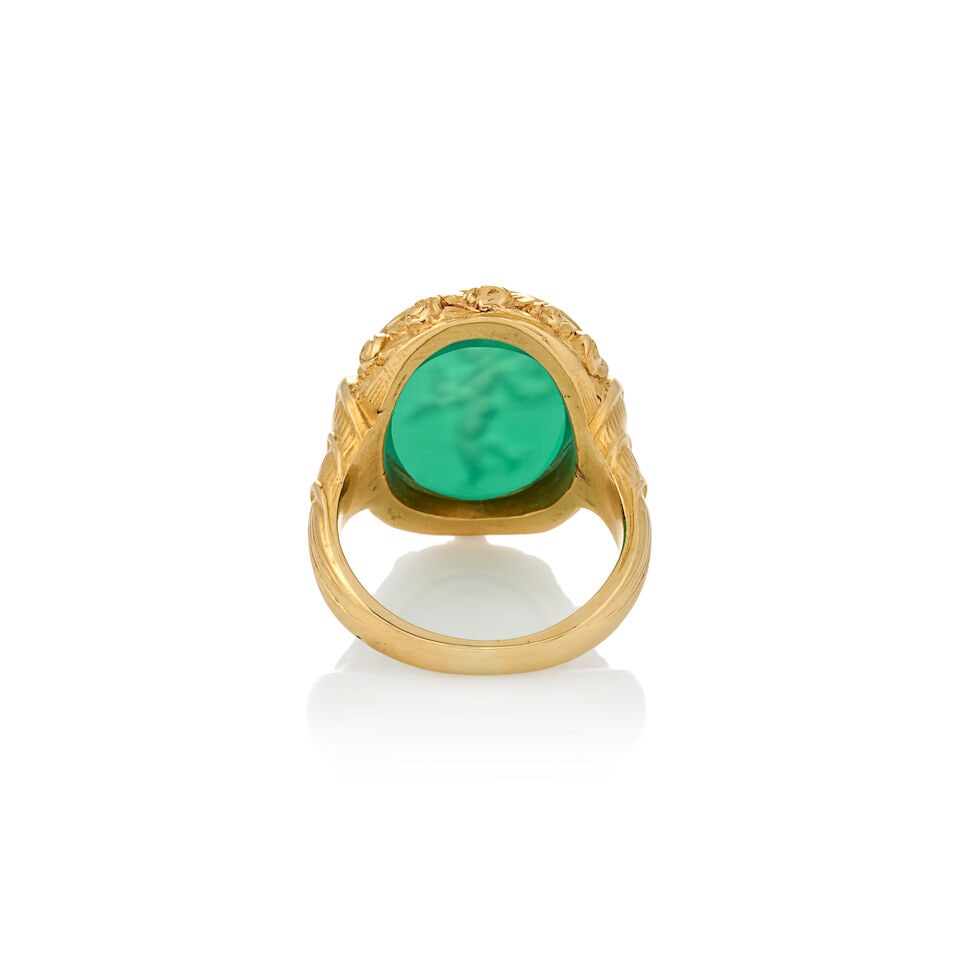 AN 18K GOLD AND INTAGLIO RING - 3