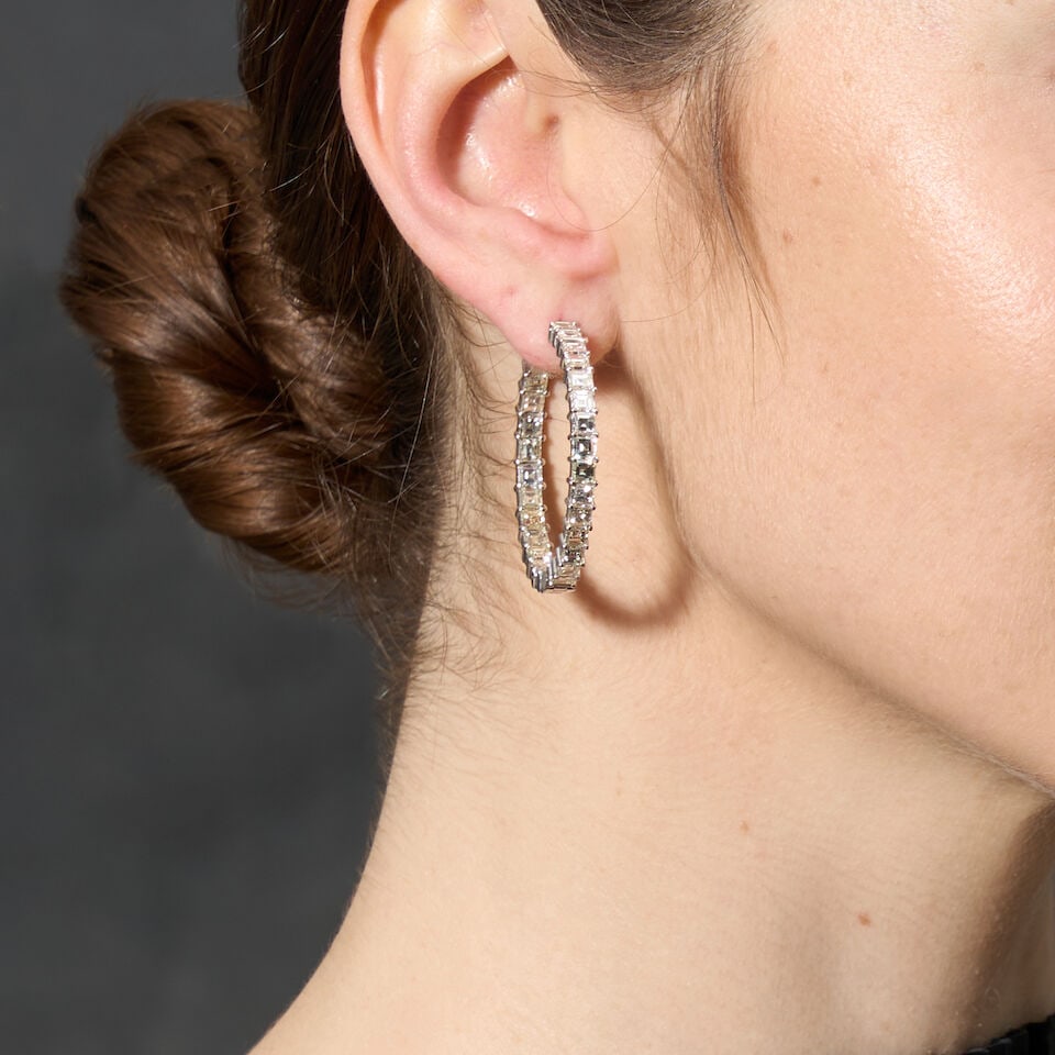A PAIR OF 14K WHITE GOLD AND DIAMOND HOOP EARRINGS - 2