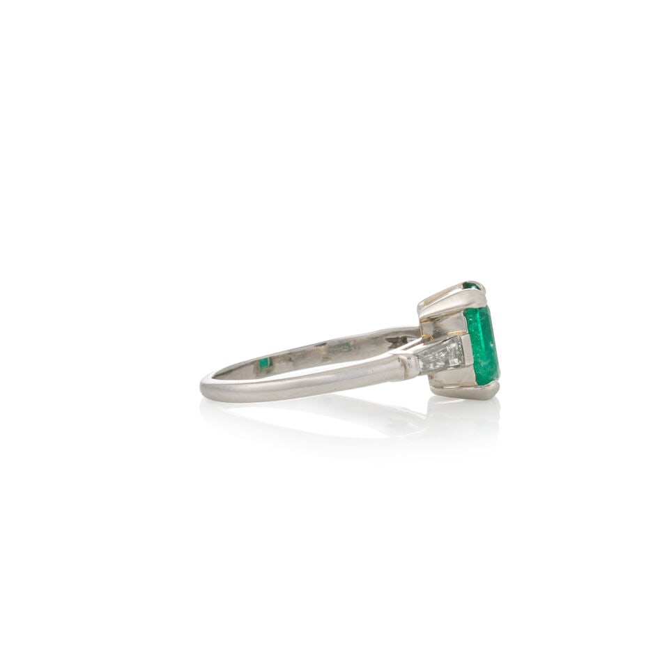 A PLATINUM, EMERALD, AND DIAMOND RING - 3