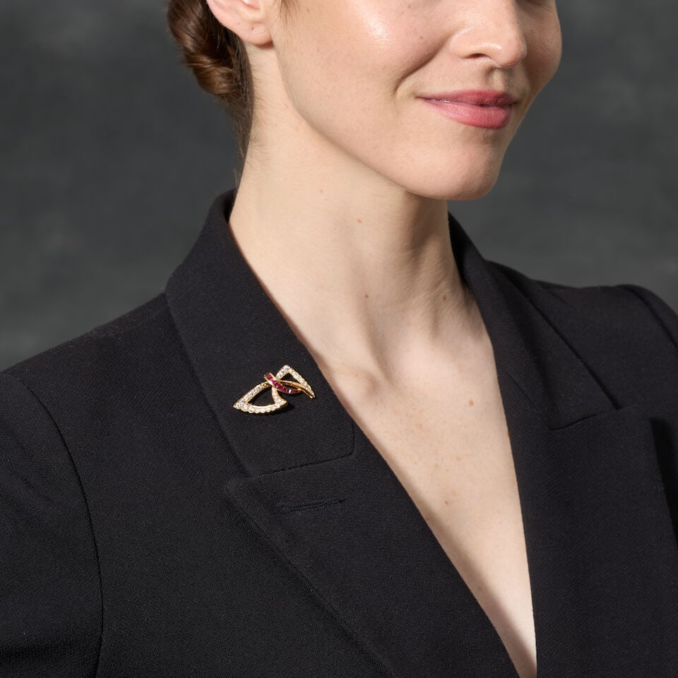 OSCAR HEYMAN: AN 18K GOLD, RUBY, AND DIAMOND PENDANT/BROOCH - 2
