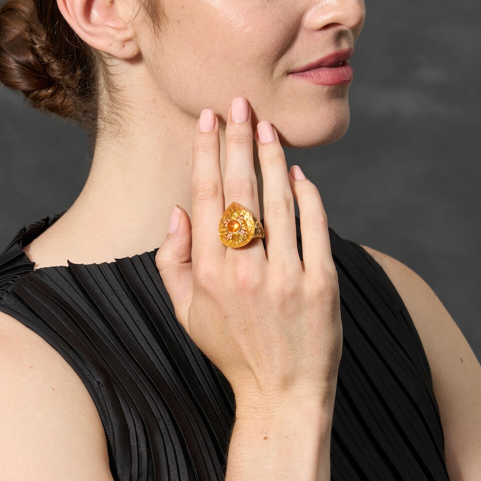 PAULA CREVOSHAY: AN 18K GOLD AND FIRE OPAL RING - 3