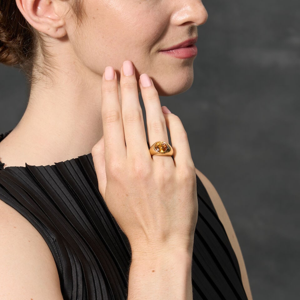 AN 18K GOLD AND ORANGE SAPPHIRE RING - 2