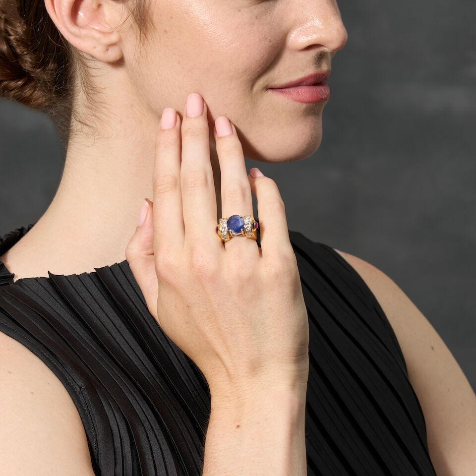 AN 18K GOLD, SAPPHIRE, RUBY, AND DIAMOND RING - 3