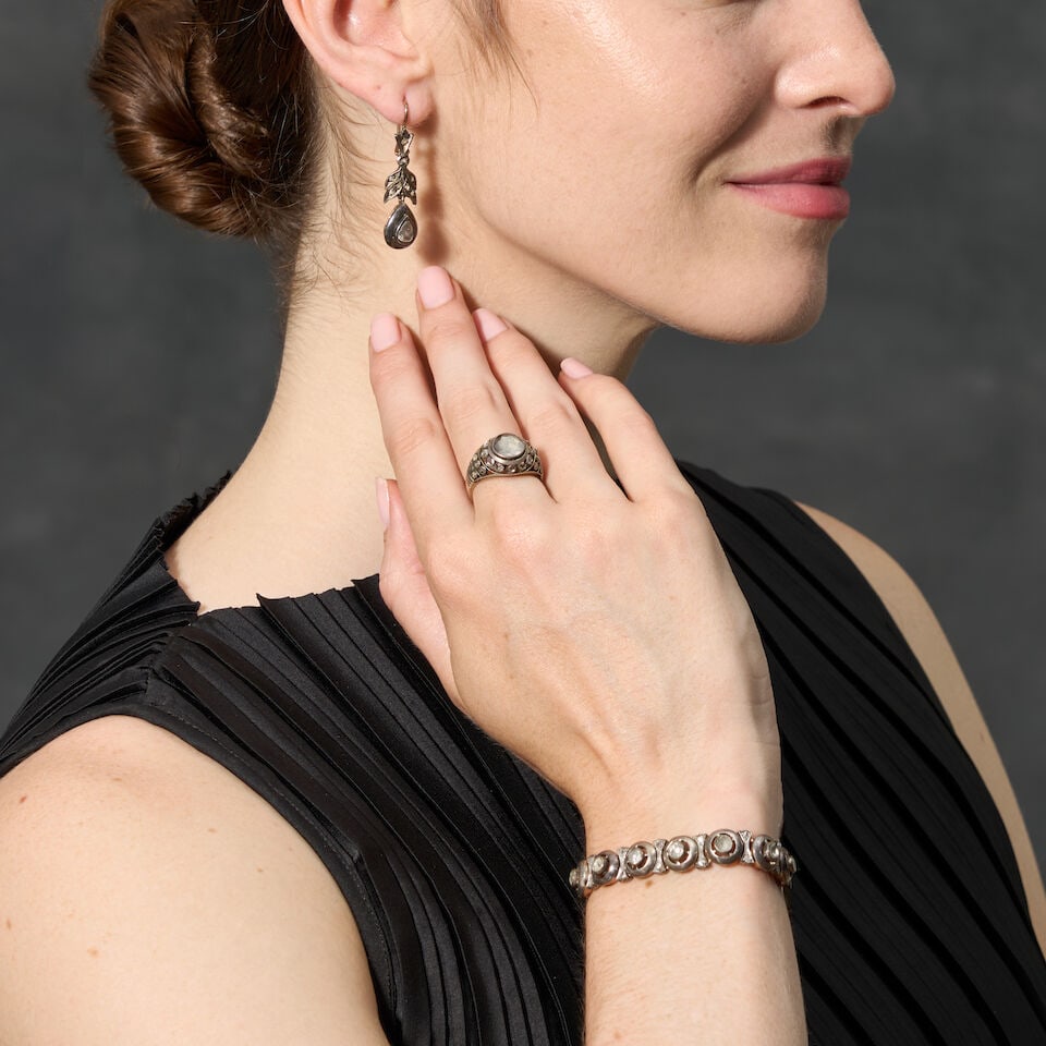 A SUITE OF DIAMOND JEWELRY - 2
