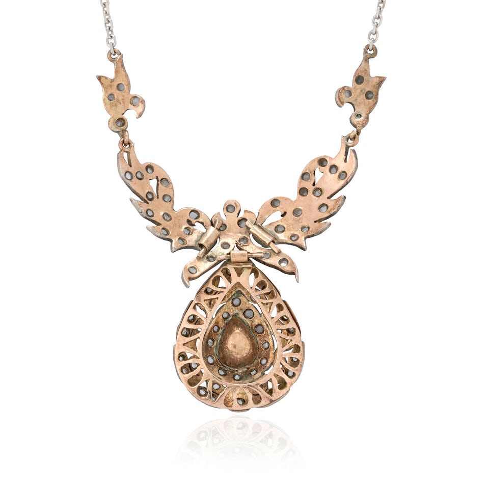 A DIAMOND PENDANT NECKLACE - 3