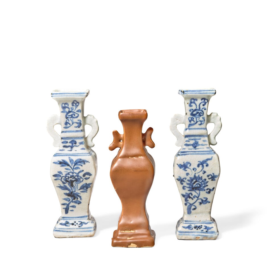 A NEAR PAIR OF BLUE AND WHITE VASES AND A CHOCOLATE-BROWN-GLAZED VASE Ming Interregnum, Zhengton... - 2