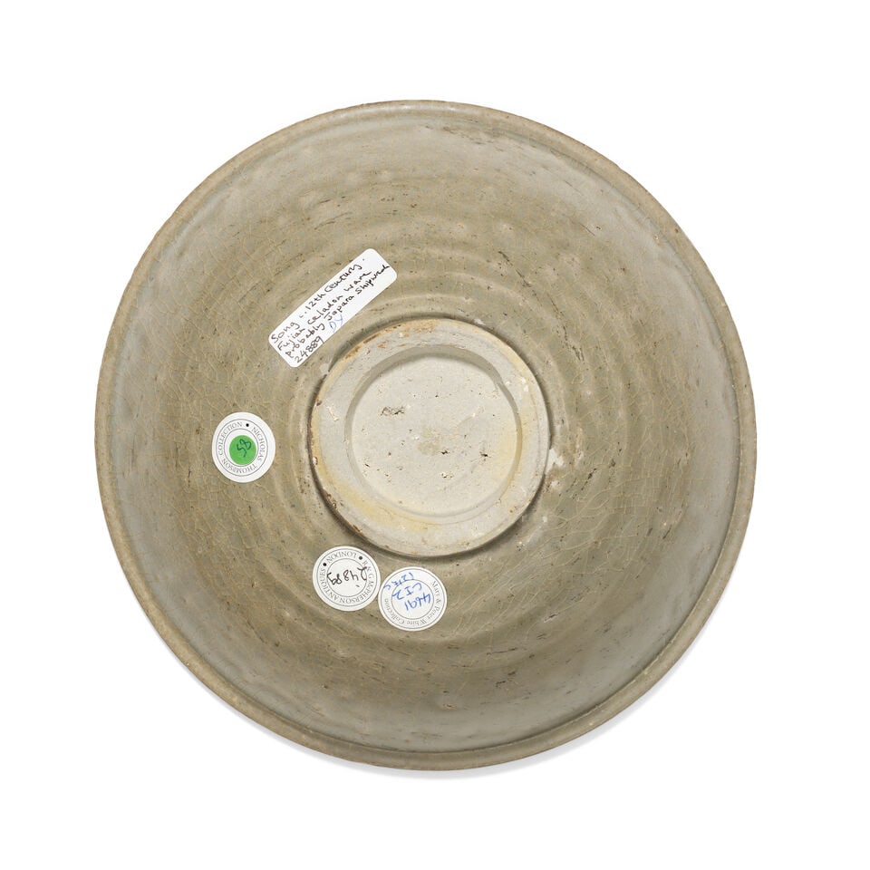 A CARVED CELADON-GLAZED 'LOTUS' BOWL Song Dynasty - 2