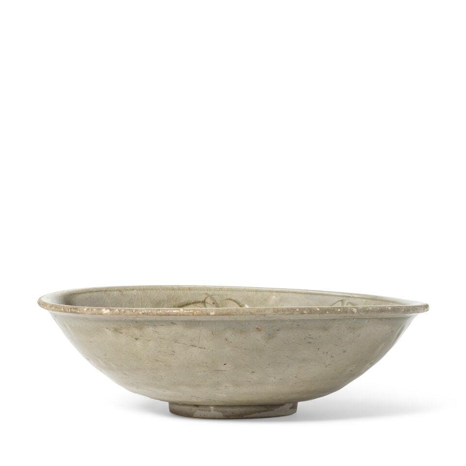A CARVED CELADON-GLAZED 'LOTUS' BOWL Song Dynasty - 3