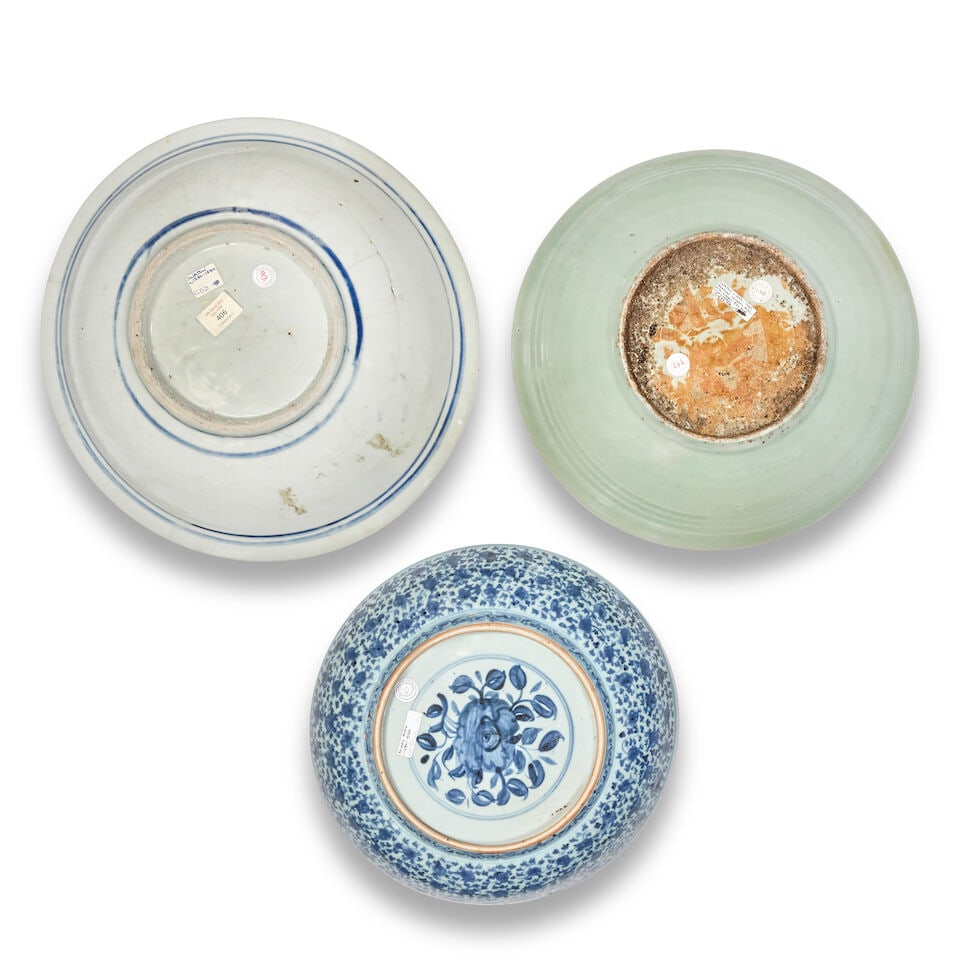 A BLUE AND WHITE SWATOW 'QILIN' DISH, AN INCISED CELADON-GLAZED 'MYTHICAL HORSES' DISH AND A BLU... - 2
