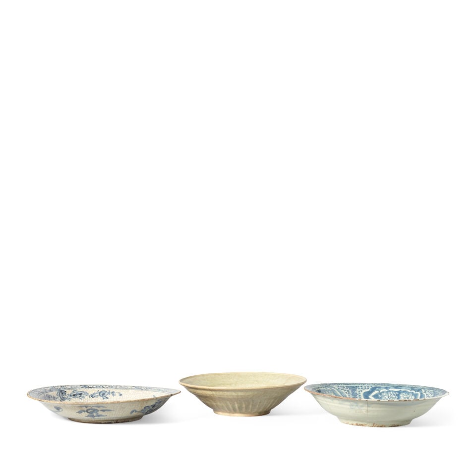 A SWATOW BLUE AND WHITE 'BUDDHIST LION' DISH, A SWATOW BLUE AND WHITE 'BIRD AND FLOWERS' DISH AN... - 2