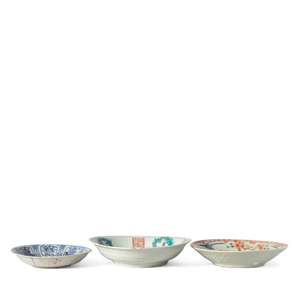 TWO POLYCHROME-ENAMELLED SWATOW DISHES AND A BLUE AND WHITE KRAAK DISH Late Ming Dynasty (3) - 2