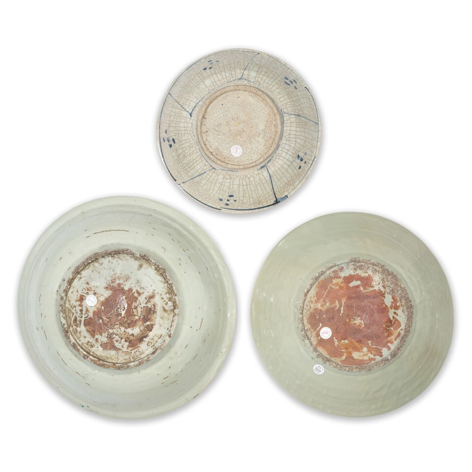 TWO POLYCHROME-ENAMELLED SWATOW DISHES AND A BLUE AND WHITE KRAAK DISH Late Ming Dynasty (3) - 3