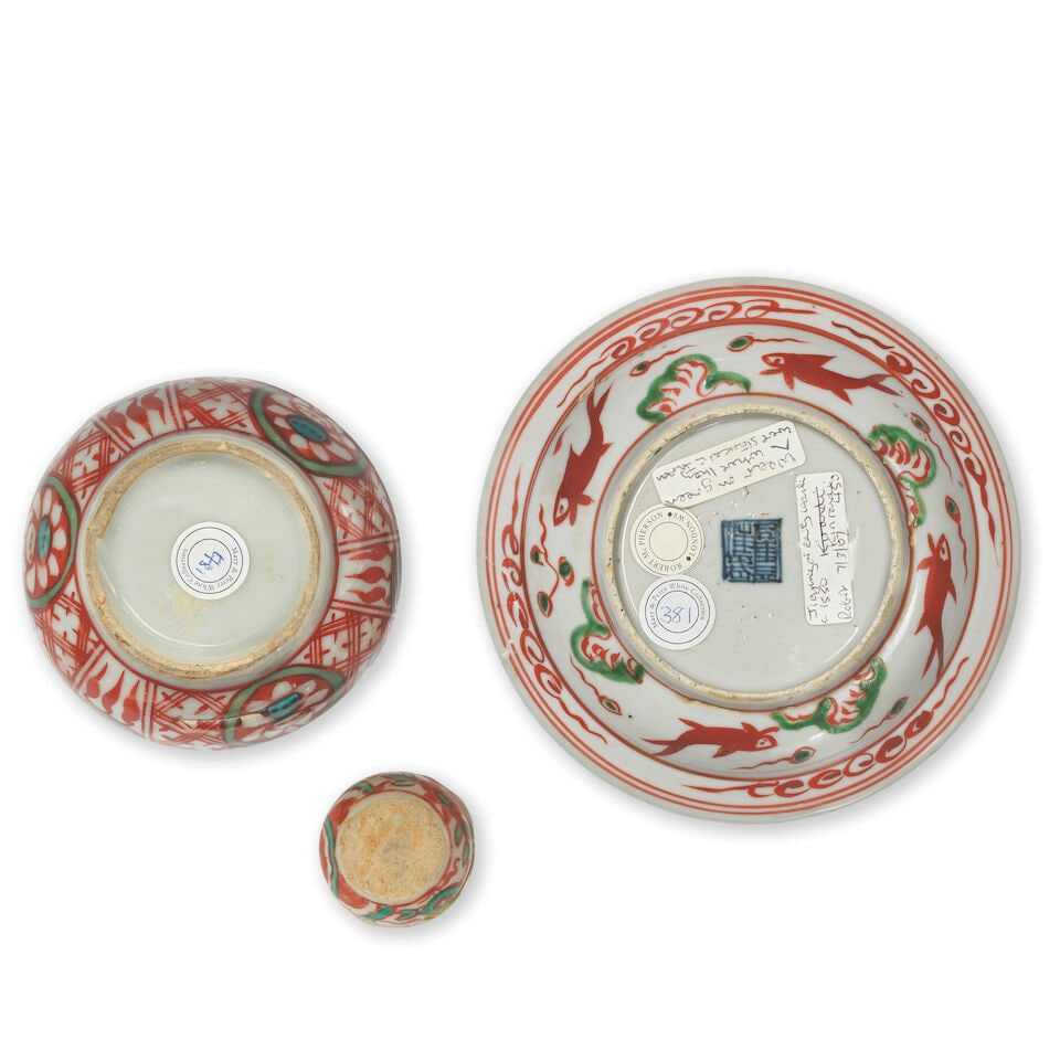 A KINRANDE 'LONGEVITY' DISH AND TWO CIRCULAR BOXES AND COVERS Ming Dynasty (5) - 2