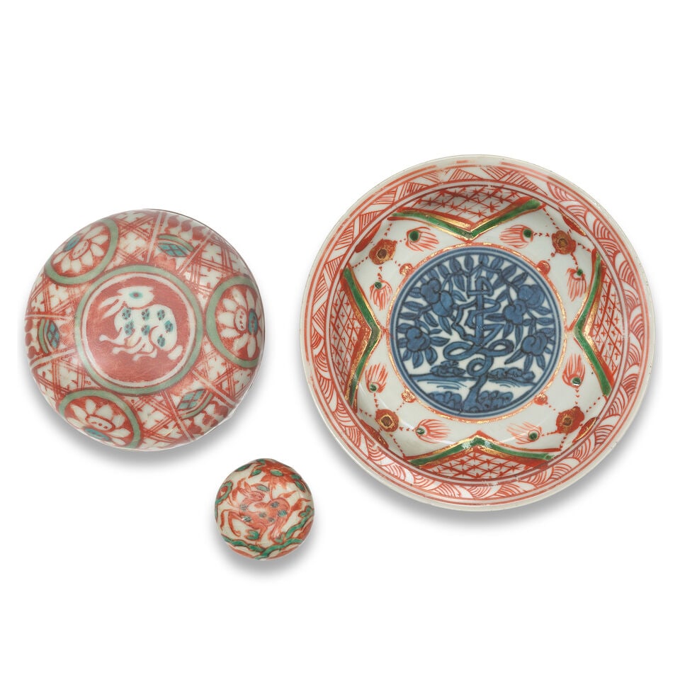 A KINRANDE 'LONGEVITY' DISH AND TWO CIRCULAR BOXES AND COVERS Ming Dynasty (5) - 3