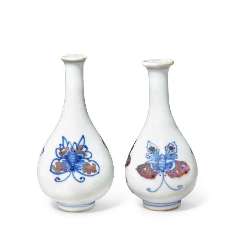 A PAIR OF MINIATURE BLUE AND WHITE AND COPPER RED 'BUTTERFLIES' VASES Kangxi (2) - 2