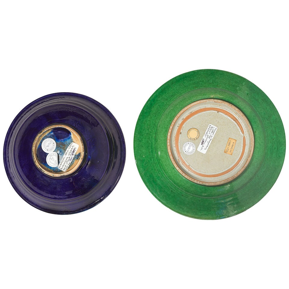 AN AUBERGINE-GLAZED 'LOTUS' BOWL AND A BISCUIT GREEN-GLAZED DISH Kangxi (2) - 3