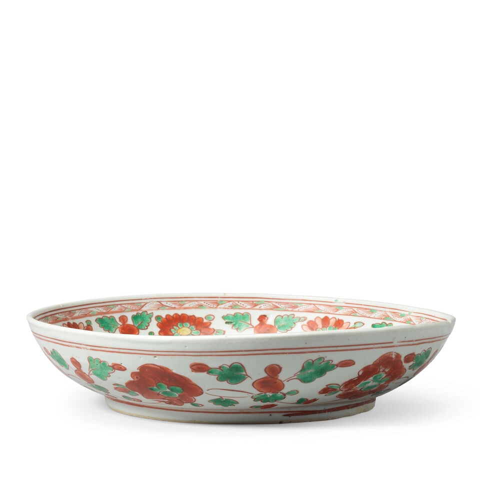 A RARE POLYCHROME DECORATED 'EQUESTRIENNE' DISH Ming Dynasty, 16th century - 2
