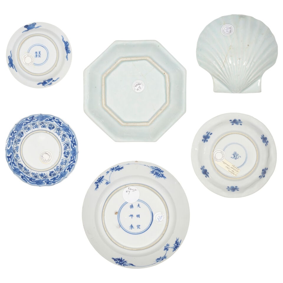 A GROUP OF BLUE AND WHITE DISHES AND SAUCERS Kangxi to Qianlong (6) - 2